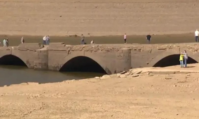 Μια παλιά χαμένη πόλη αναδύθηκε από τα βάθη της λίμνης - Φυλάσσεται από τον στρατό πριν εξαφανιστεί