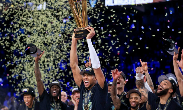 Μυθικός Γιάννης Αντετοκούνμπο – Κατέκτησε με τους Μιλγουόκι Μπακς το NBA Cup