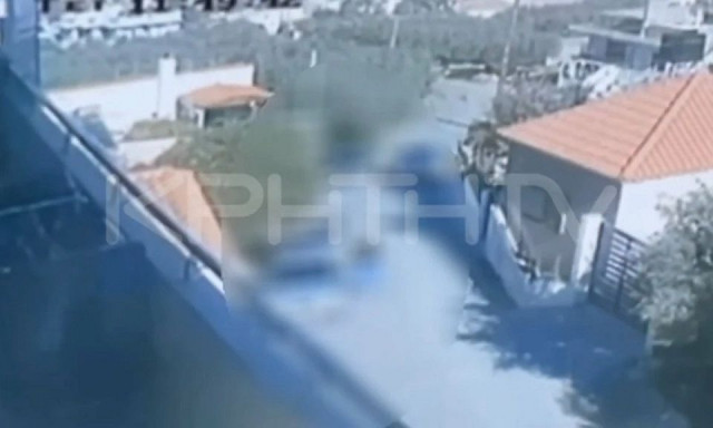 Ηράκλειο: Σοκαριστικό βίντεο - Μαρσάρει και την αφήνει στον τόπο (Σκληρές εικόνες)