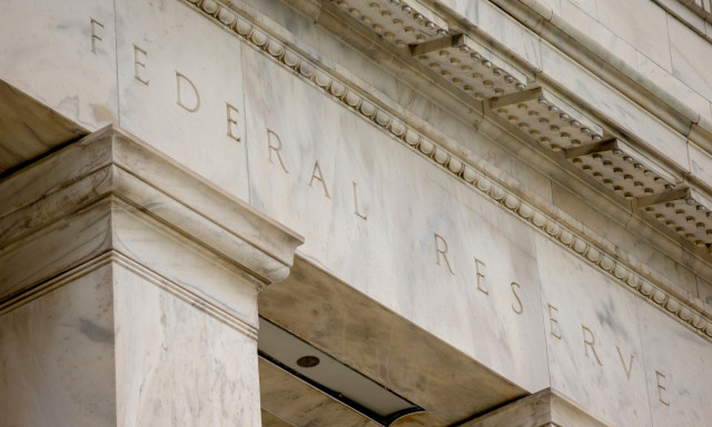 Fed: Νέα μείωση επιτοκίων αλλά και σήμα για επιβράδυνση