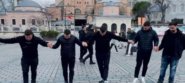 Κρητικοί χόρεψαν συρτό έξω από την Αγιά Σοφιά