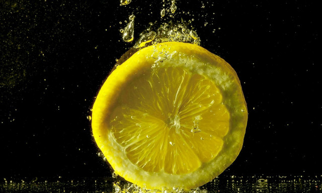 Γιατί πρέπει να θάβετε τις φλούδες λεμονιού - Σε τι χρησιμεύουν