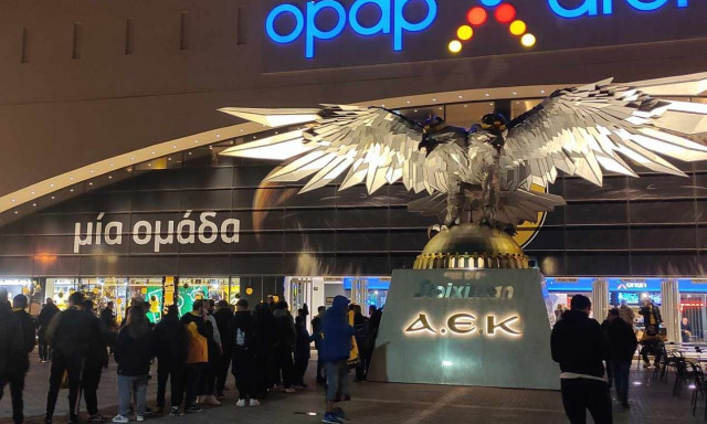 ΑΕΚ – ΠΑΟΚ: Κατέρρευσε οπαδός έξω από την «OPAP Arena»
