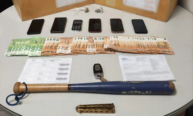 Χειροπέδες σε 4 μέλη εγκληματικής οργάνωσης για ναρκωτικά και όπλα - Τα εισήγαγαν αεροπορικώς