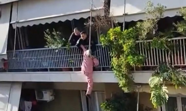 Κάτω Πατήσια: Η στιγμή της διάσωσης 75χρονης που κρεμόταν από το μπαλκόνι