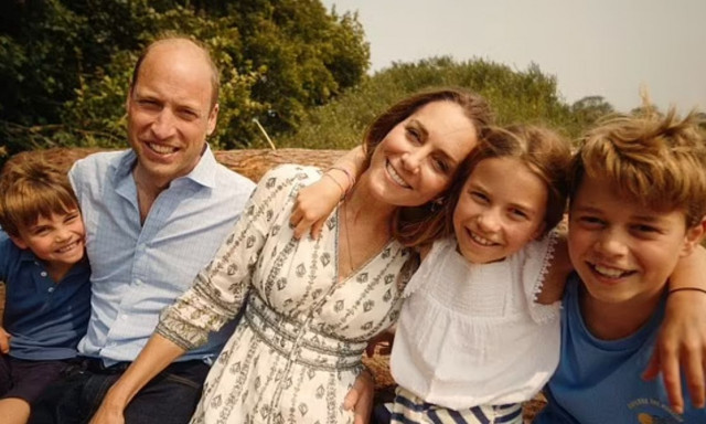 Η τρυφερή χριστουγεννιάτικη κάρτα Ουίλιαμ και Κέιτ μετά τη δύσκολη χρονιά - Αγκαλιά με τα παιδιά