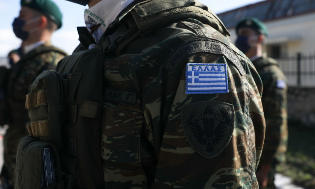 Φαντάρος εφηύρε μια τρομερή πατέντα για να απολαμβάνει τον καφέ και το τσιγάρο του στον θάλαμο