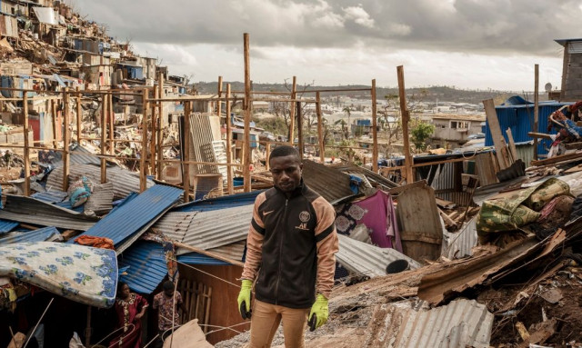 Γαλλία: Στην «πληγωμένη» Μαγιότ ο πρόεδρος Μακρόν - Σκηνικό αποκάλυψης άφησε πίσω ο κυκλώνας