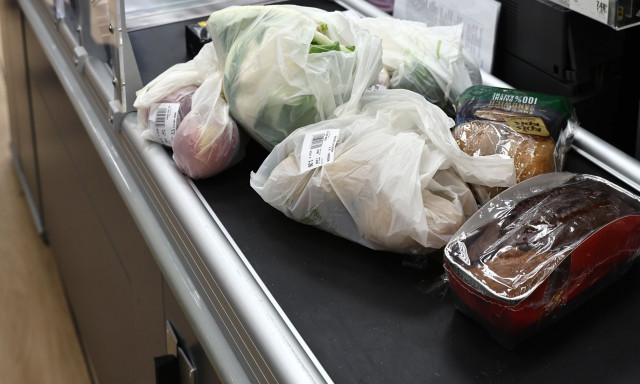 Ο πληθωρισμός και η ακρίβεια «ροκανίζουν» το εισόδημα των Ελλήνων