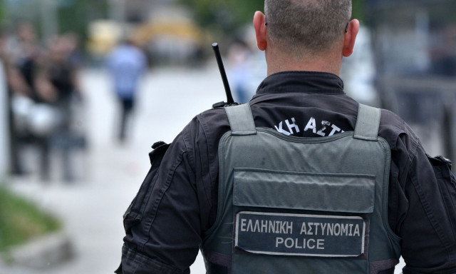 Έκλεβαν πολυτελή οχήματα και τα έβγαζαν στο εξωτερικό μέσω Κακαβιάς - Αρχηγός Αλβανός «πιστολέρο»