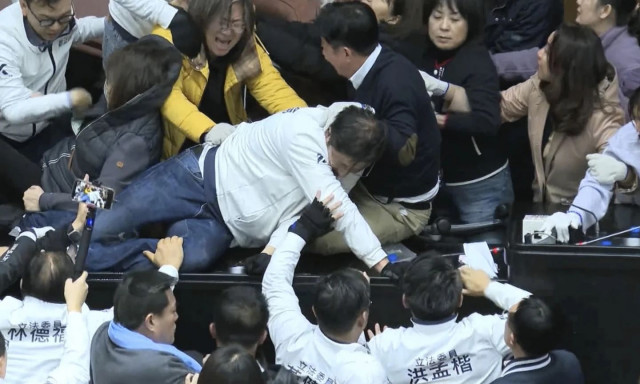 Άγριο ξύλο στη Βουλή της Ταϊβάν - Από τα παράθυρα οι βουλευτές, μπλόκαραν τις εισόδους με καρέκλες