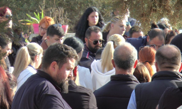 Ηράκλειο: Οδύνη στο τελευταίο «αντίο» στην αδικοχαμένη Ράνια