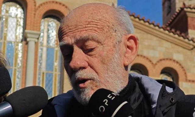 Οι «Ρεπόρτερς» Γιώργος Λιάνης και Γιάννης Δημαράς αποχαιρετούν τον Κώστα Χαρδαβέλλα