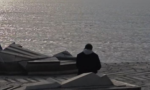 «Σκοτεινιάζει» ο καιρός - Βόλτα στην παραλία για τους Αθηναίους λίγο πριν τη ραγδαία επιδείνωση