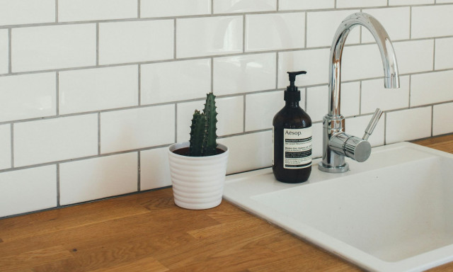 Αφαιρέστε τη μούχλα από τους αρμούς μπάνιου και κουζίνας σε λίγα λεπτά