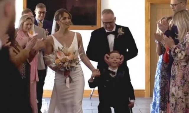 Αγγλία: Αγόρι με σπάνια ασθένεια συνόδευσε τη μαμά του στην εκκλησία για τον γάμο της