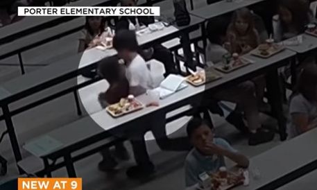 Αριζόνα: 8χρονος ήρωας έσωσε τον συμμαθητή του από πνιγμό με λαβή Χάιμλιχ