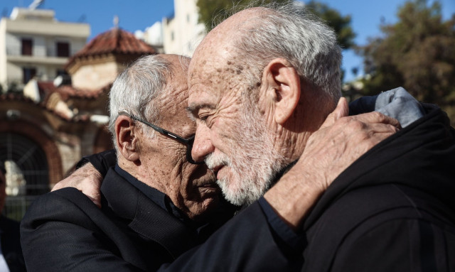 Κηδεία Κώστα Χαρδαβέλλα: «Λύγισε» ο Γιώργος Λιάνης διαβάζοντας τον επικήδειό του
