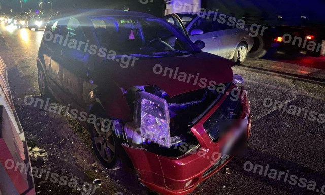 Σοβαρό τροχαίο στη Λάρισα: Σφοδρή σύγκρουση αυτοκινήτων - Στο νοσοκομείο μια γυναίκα