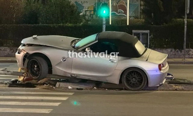 Θεσσαλονίκη: Αυτοκίνητο καρφώθηκε σε φανάρι έξω από τη ΔΕΘ