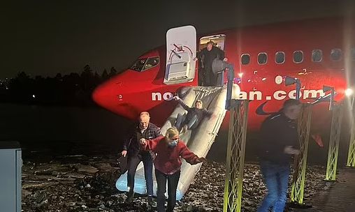 Boeing 737 ξεπερνά τον διάδρομο προσγείωσης και σταματά μόλις 15 μέτρα από τη θάλασσα