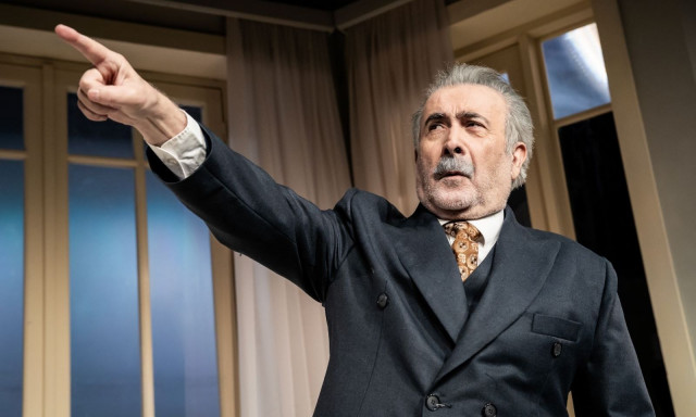 Θέατρο Βέμπο: Ο Λάκης Λαζόπουλος κάνει Χριστούγεννα με το «Ενας ήρωας με παντούφλες»