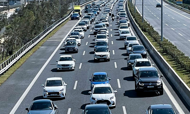 Τροχαίο στην Αττική Οδό: Σύγκρουση οχημάτων μετά την έξοδο προς Παπάγου