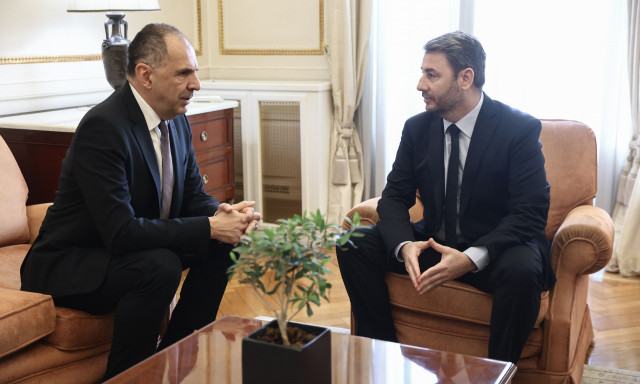 Το ΠΑΣΟΚ βγάζει «στη σέντρα» την κυβέρνηση για τη Γάζα - Πώς απαντά το ΥΠΕΞ