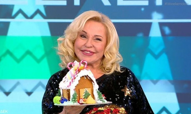 Η έκπληξη της Μπέσσυς Αργυράκη με ένα χριστουγεννιάτικο κέικ στα χέρια