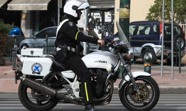 Επεισοδιακή σύλληψη 18χρονου που επέβαινε σε κλεμμένη μηχανή στη Θεσσαλονίκη - Αναζητείται ο οδηγός