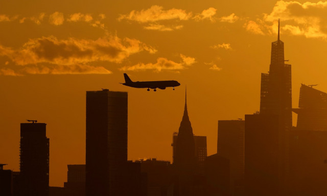 Απίστευτο σκηνικό: Αεροπλάνο κάνει αναγκαστική προσγείωση σε πολυσύχναστο διάδρομο της Νέας Υόρκης