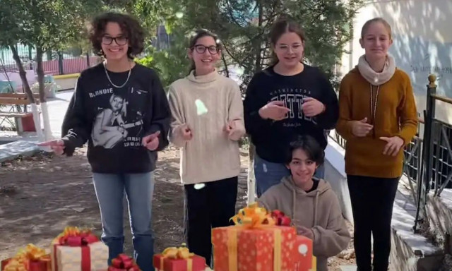 Μαθητές από τη Θεσσαλονίκη και την Κρήτη τραγουδούν το «Έλατο» στη νοηματική