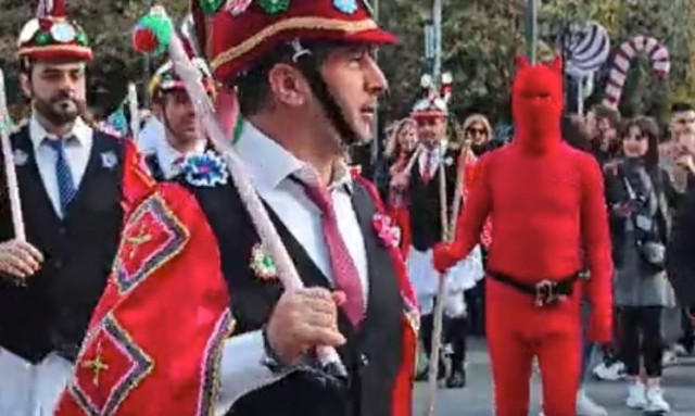 Χριστούγεννα: Οι Μωμόγεροι εμφανίστηκαν στο Σύνταγμα - Το ξεσηκωτικό έθιμο