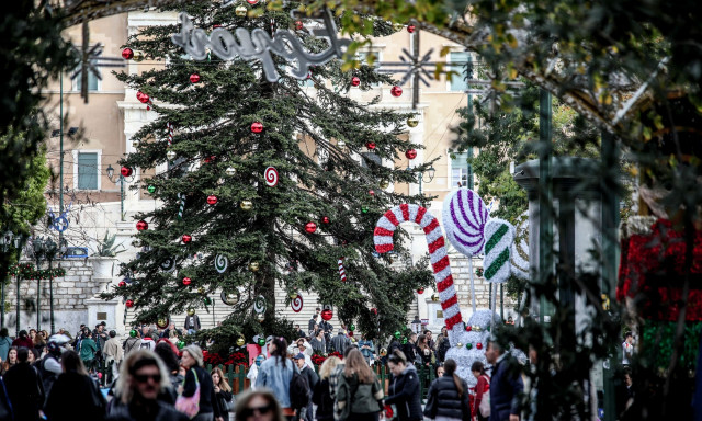Το κέντρο της Αθήνας πλημμύρισε από κόσμο για τα ψώνια της τελευταίας στιγμής