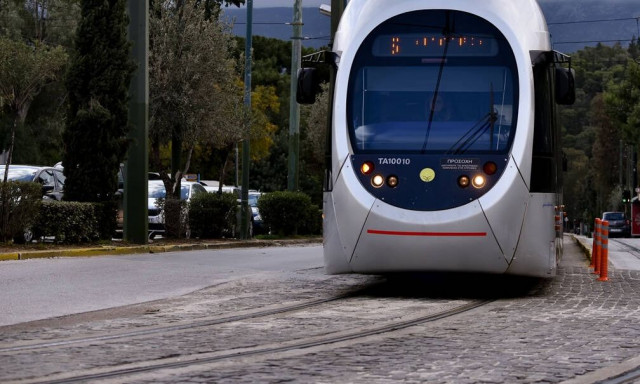 Σύγκρουση Τραμ με ΙΧ στον Πειραιά – Προσωρινή διακοπή των δρομολογίων