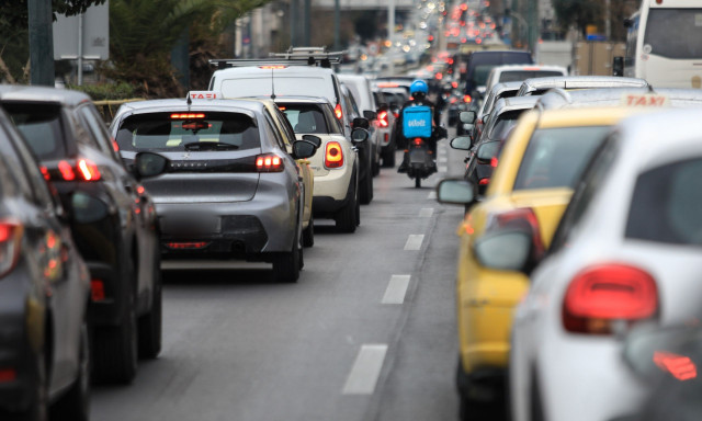 Κίνηση τώρα: «Βράζει» το κέντρο - Στο «κόκκινο» Κηφισός και  Βουλιαγμένης