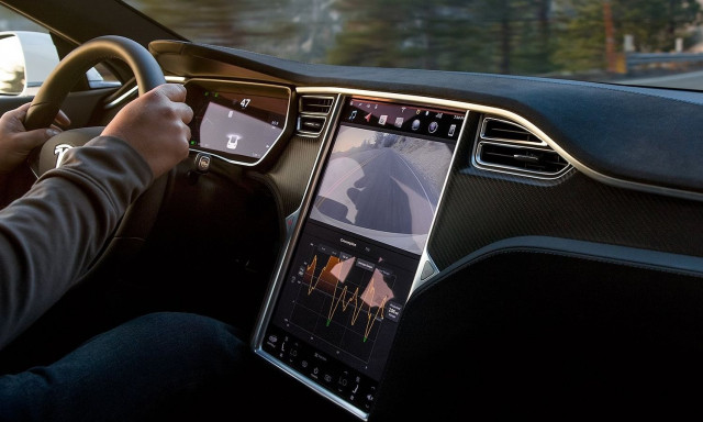 Η Tesla επαναφέρει τη δωρεάν φόρτιση