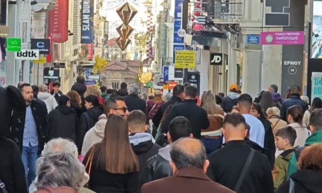 Γεμάτη από κόσμο η Ερμού - Ανοιχτά τα καταστήματα