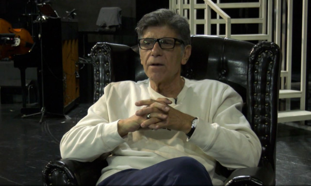 Ηθοποιοί θυμούνται όταν πέρασαν τα Χριστούγεννα στον στρατό (Βίντεο)