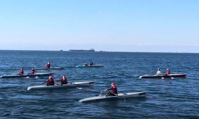 Θεσσαλονίκη: «Πλημμύρισε» με Άι Βασίληδες με κανό και με σανίδες sup ο Θερμαϊκός κόλπος