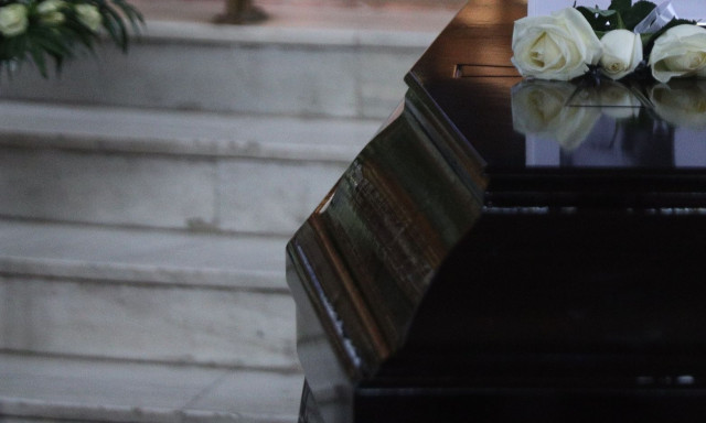 Νέα Σμύρνη - Πανικός σε κηδεία: 20χρονος χόρευε πάνω από το φέρετρο και μετά όρμησε σε ιερείς