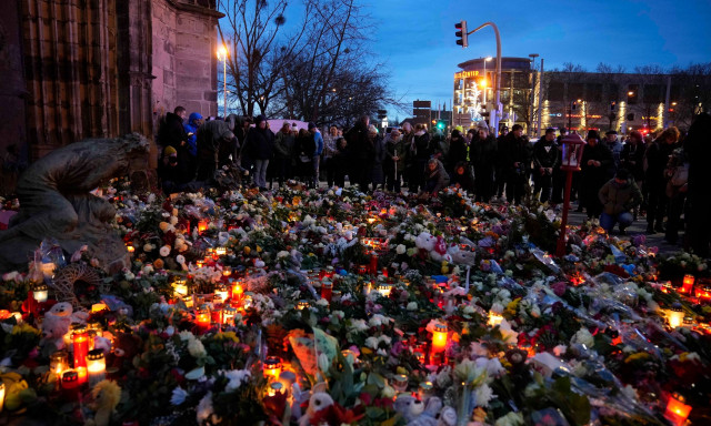 Μαγδεμβούργο: Υπό εξέταση τρία πρόσωπα που χειροκροτούσαν τον μακελάρη – Βαρύ το πένθος στη Γερμανία