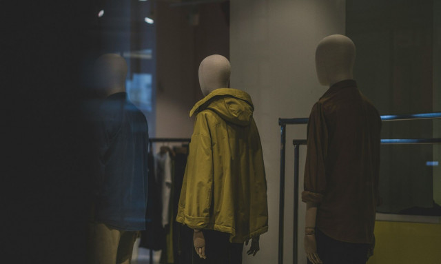 Αδίστακτοι αφαιρούν τα αντικλεπτικά και αρπάζουν ρούχα από καταστήματα - Βίντεο ντοκουμέντο