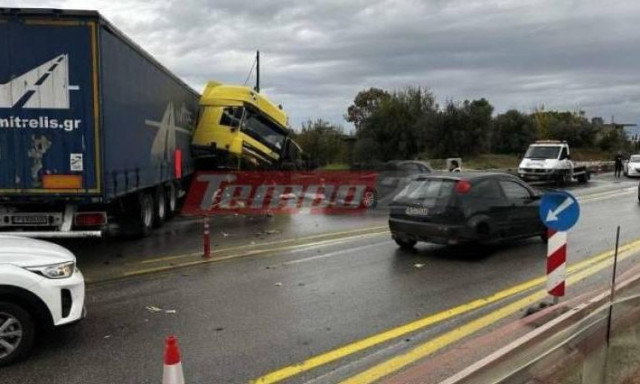 Σοβαρό τροχαίο στην Πάτρα: Νταλίκα δίπλωσε, πέρασε στο αντίθετο ρεύμα και καρφώθηκε στις μπάρες