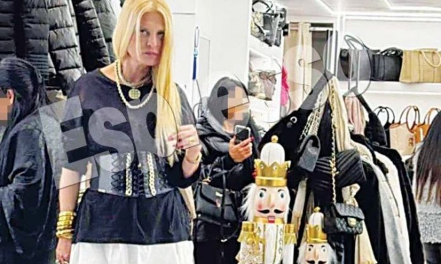 Μαρίνα Σταυράκη: Για ψώνια σε μαγαζί με «μαϊμού» τσάντες – «Εμείς δίνουμε αξία σε ό,τι φοράμε»