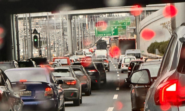 Κίνηση στους δρόμους: Μεγάλες καθυστερήσεις σε Αττική Οδό, Κηφισό και Κηφισίας