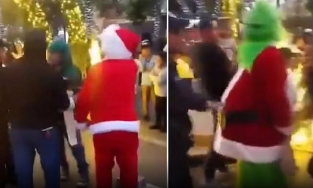 Ο Άγιος Βασίλης και το ξωτικό του πιάνονται στα «χέρια» και μετά συλλαμβάνονται για τα φιλοδωρήματα