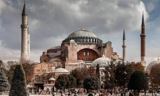 Ίκαροι άνοιξαν ελληνικές σημαίες στην Αγιά Σοφιά - Τους συνέλαβαν οι Τούρκοι