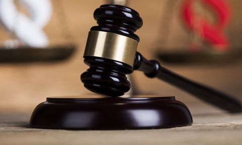 Αναβολή για την Πέμπτη πήρε ο αστυνομικός της Βουλής για την υπόθεση της ενδοοικογενειακής βίας