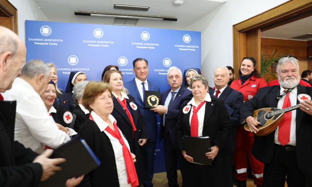 ΕΕΣ: Έψαλαν τα κάλαντα στον Υπουργό Υγείας, Άδωνι Γεωργιάδη